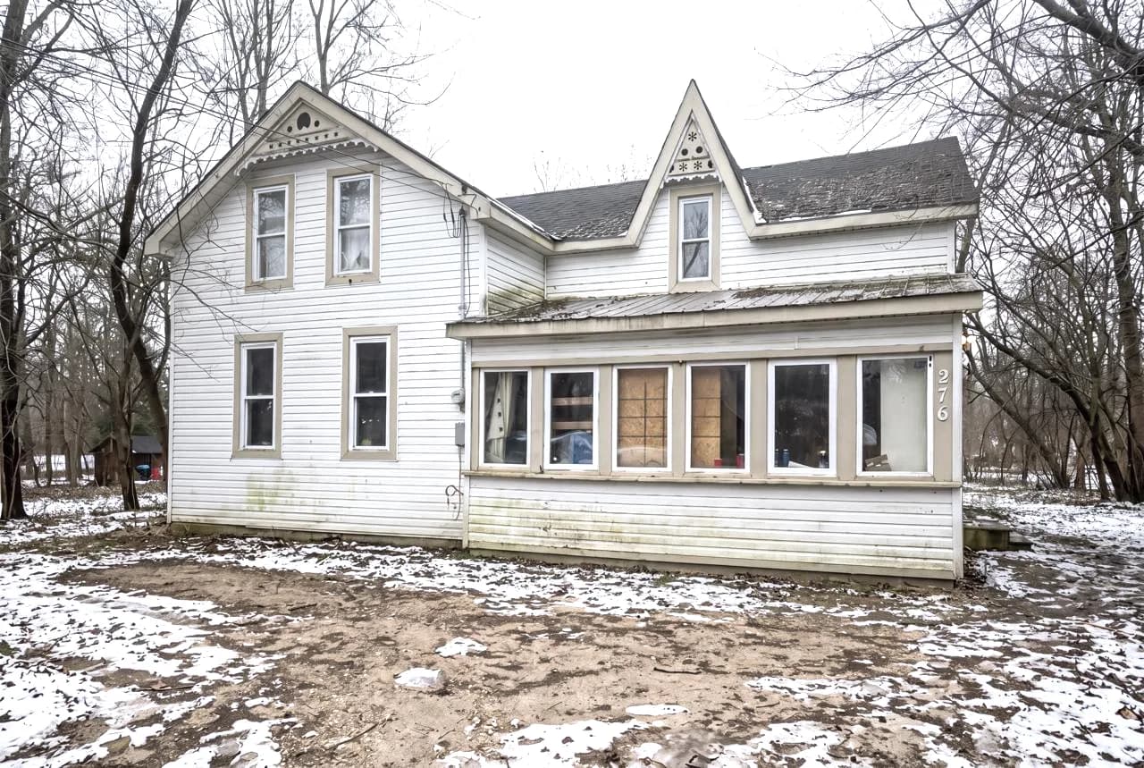 Cash home purchase, Alberta & Ontario Suburban single-family home in Alberta or Ontario — representative of the cash purchases Canadian Home Buyers makes from homeowners across both provinces.